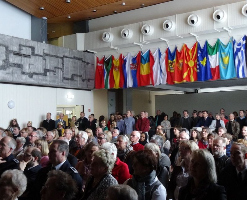 Aula mit vielen Menschen