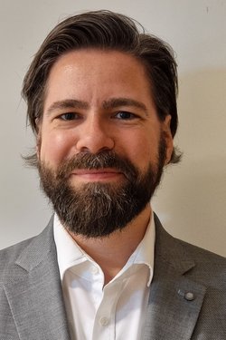 Mann mit Vollbart und braunen Augen