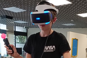 Junge mit einer VR-Brille