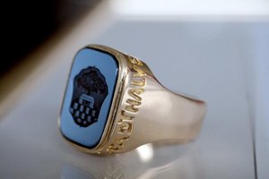Goldener Ring mit Onyxstein und eingraviertem Stadtwappen