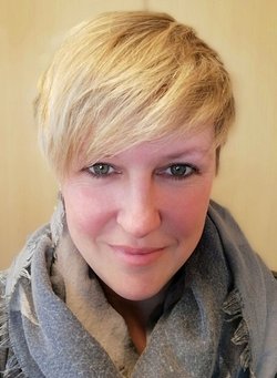 Frau mit kurzen blonden Haaren