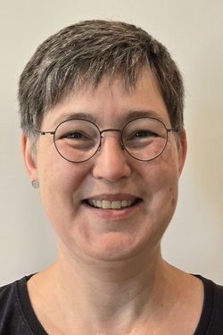 Frau mit kurzen Haaren und einer Brille