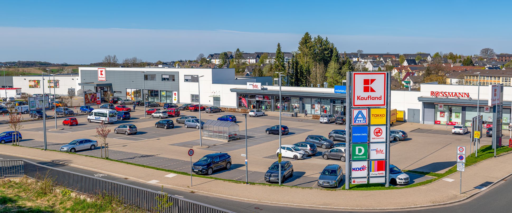 Geschäfte am Bahngelände