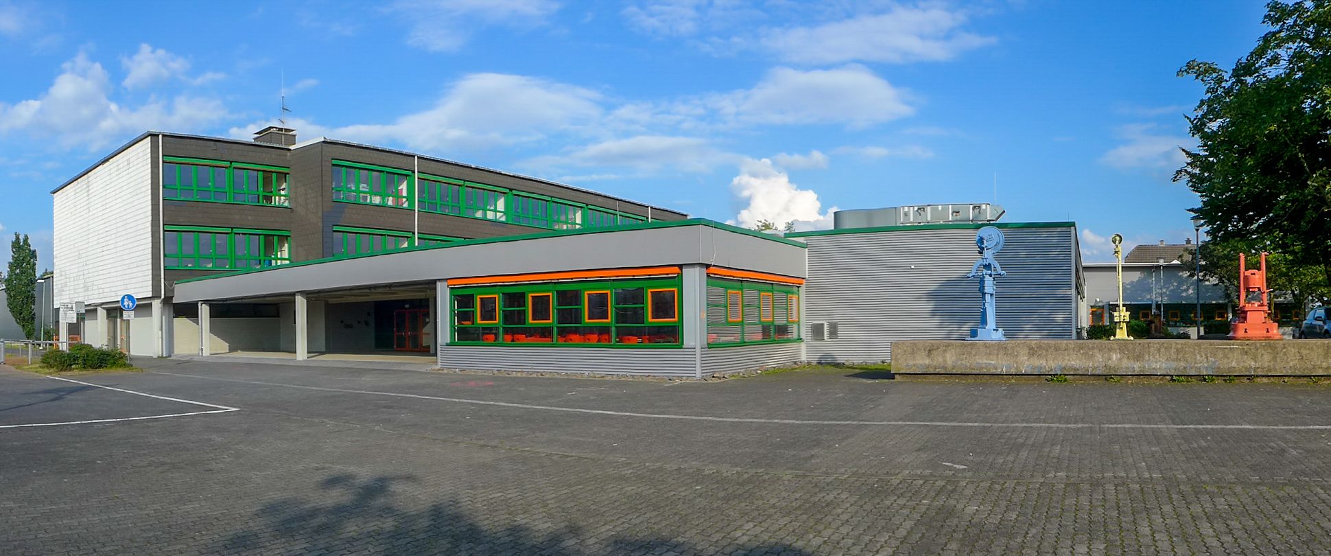 Gebäude mit grünen Fenstern