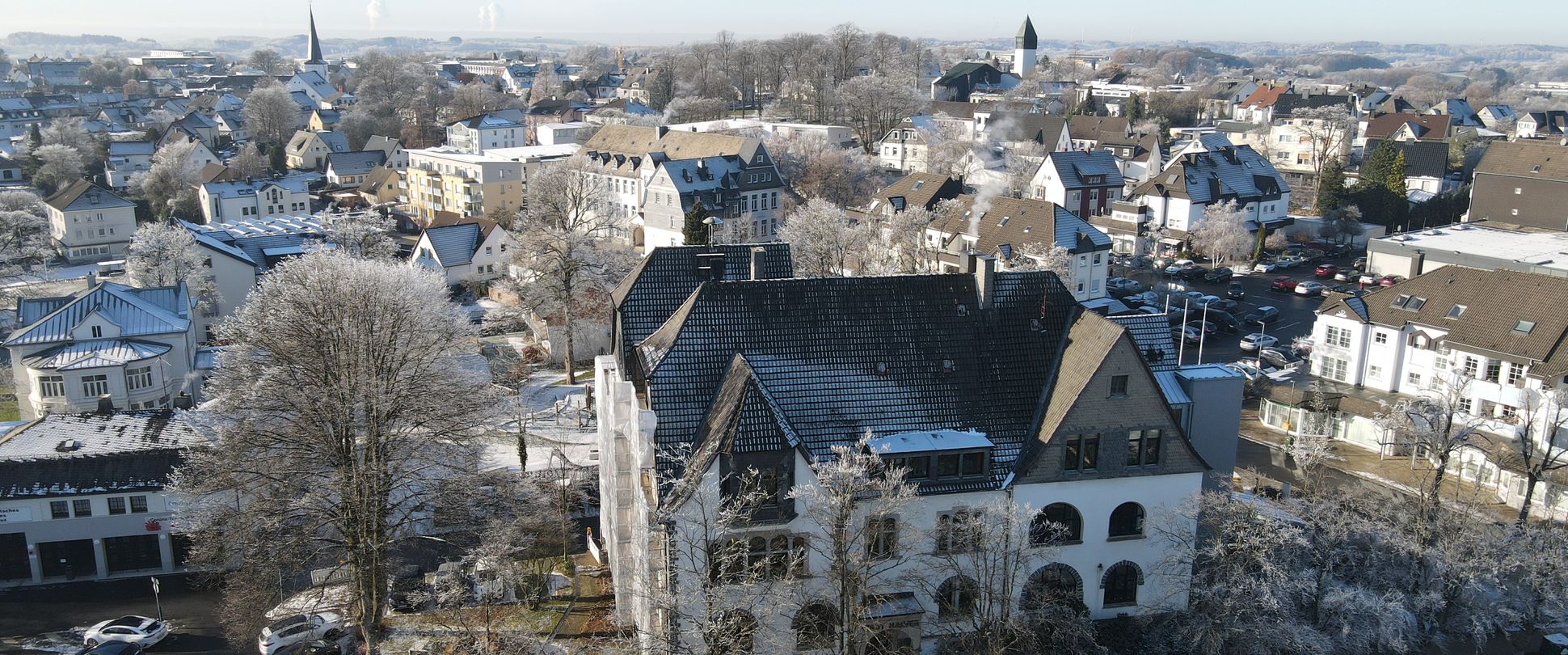 Luftbild vom Halveraner Rathaus