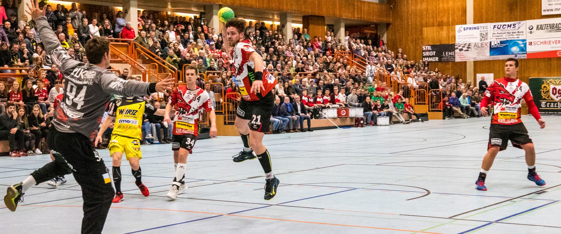 Handballspiel mit vielen Zuschauern