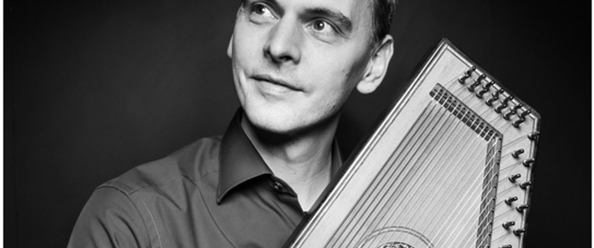 Mann mit einer Autoharp