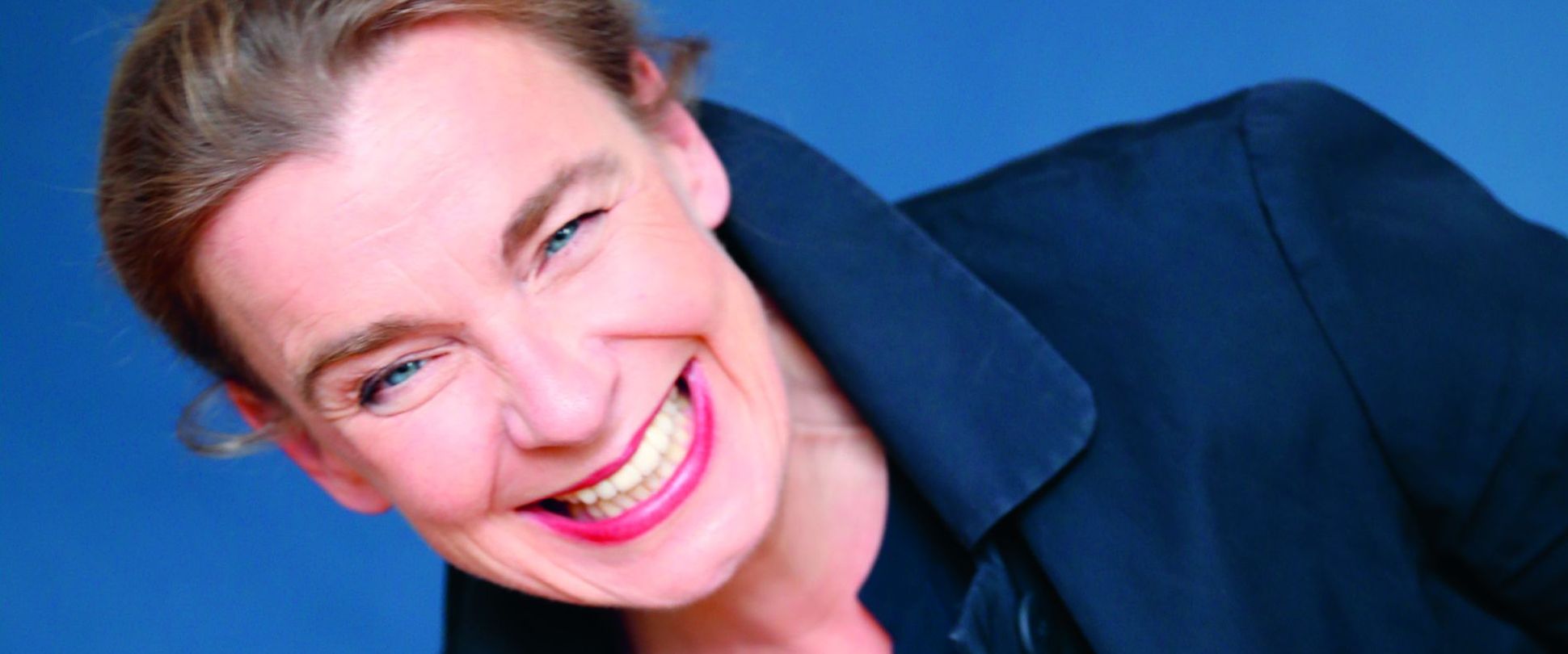 Frau mit strahlendem Lächeln
