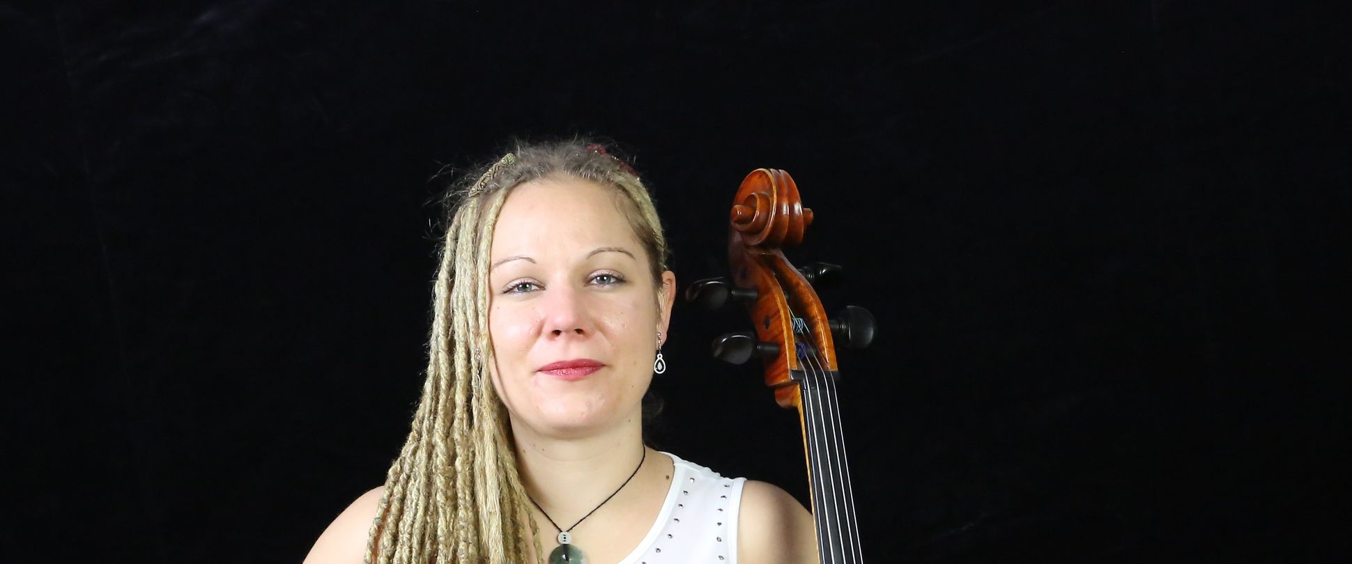 Frau mit Rastazöpfen und Cello