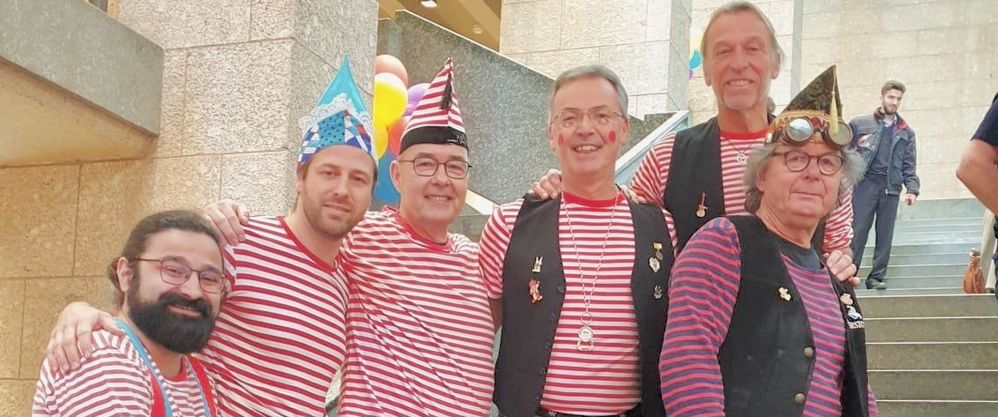 Männer in rot-weiß gestreiften Karnevals Shirts