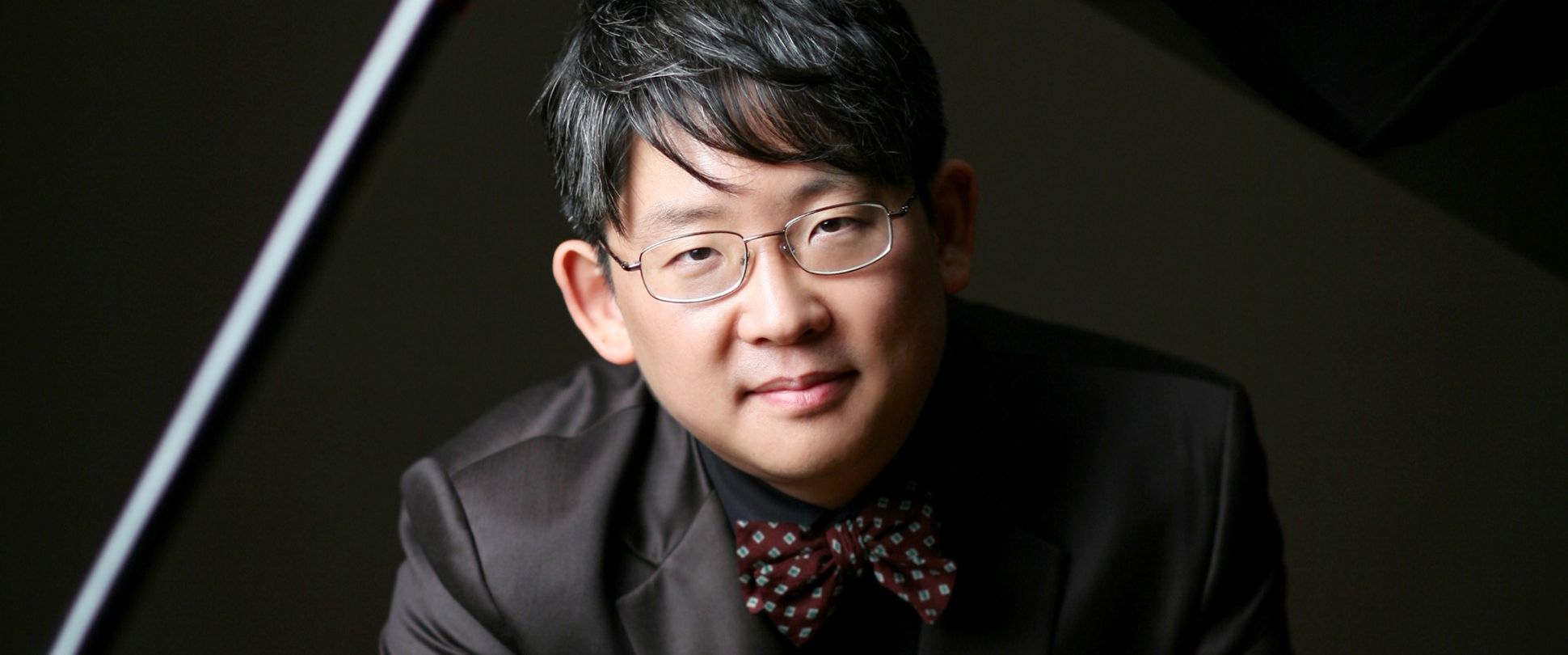 Asiatischer Mann am Klavier