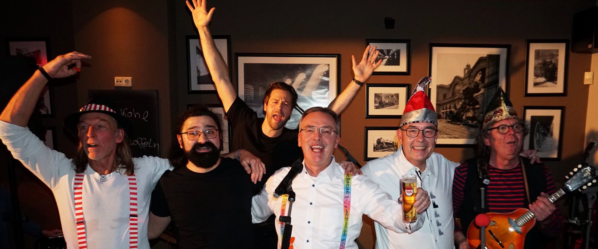 Kölsche Band mit rot weiß gestreiften Shirts