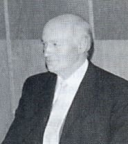 Dr. Gerhard Bergmann schwarz weiß Fotografie - Mann im Anzug