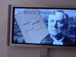 Dr. h.c. Ewald Dresbach Foto eines Fernsehers mit einem Mann mit Anzug