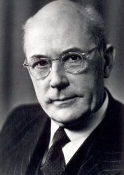Alfred Jung Mann mit Halbglatze und runder Brille