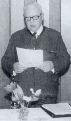 Hermann Lausberg Mann der von einem Blatt Papier abliest