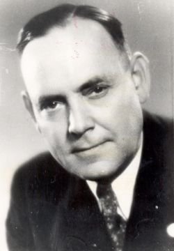 Dietrich Pälmer Mann mit Seitenscheitel und Anzug