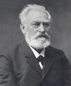 Justus Schellewald Mann mit weißem Vollbart und Anzug