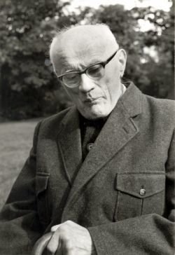Adolf Schönnenbeck Alter Mann mit weißen Haaren und Anzug